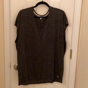 Long and loose sleeveless tunic.